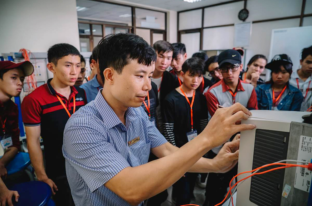 Students from Luong The Vinh High school (Duc Trong City, Lam Dong Province) experience 24-hours of being a TDTU student