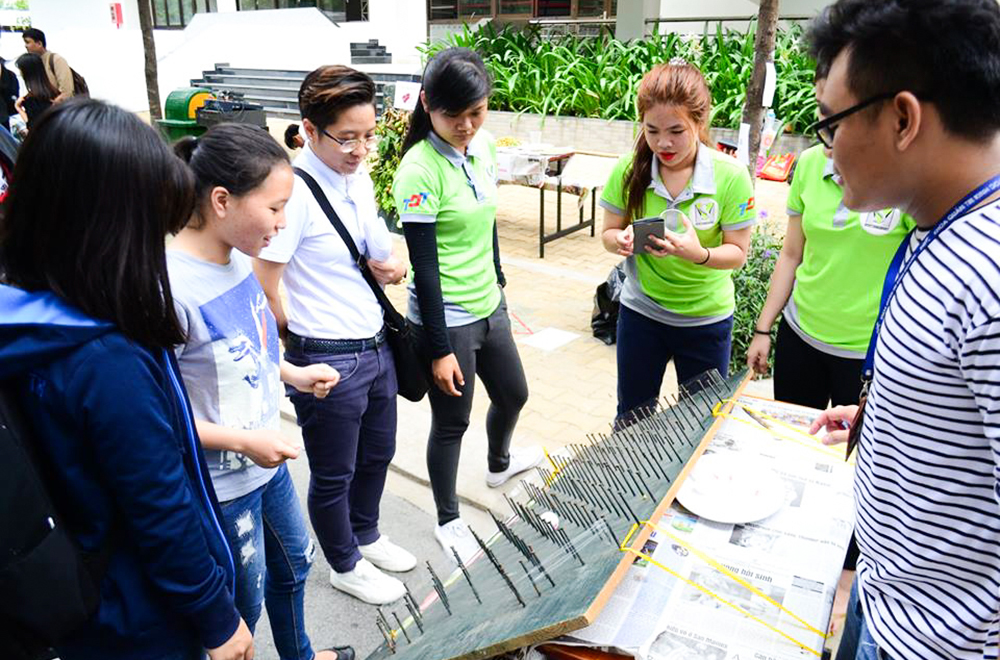 Ton Duc Thang University student reliving childhood at Folk Games Festival 2017